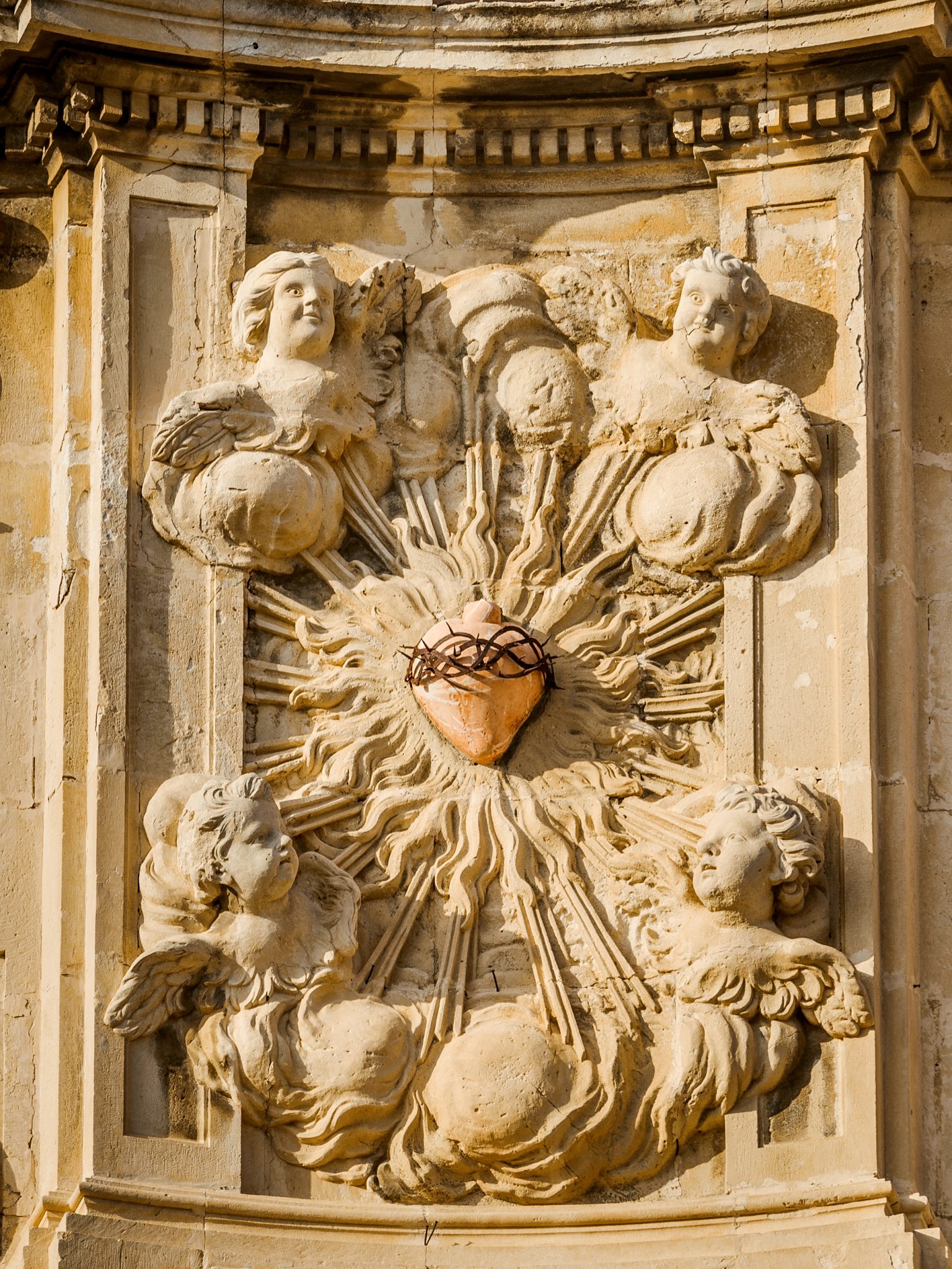 Sagrado Corazón de la fachada del Seminario de Orihuela, edificio del siglo XVIII, sitio donde reside el autor, capital de la Diócesis de Orihuela-Alicante, donde se encuentra la ciudad de Elche. Esta fotografía es propiedad de la propia Diócesis